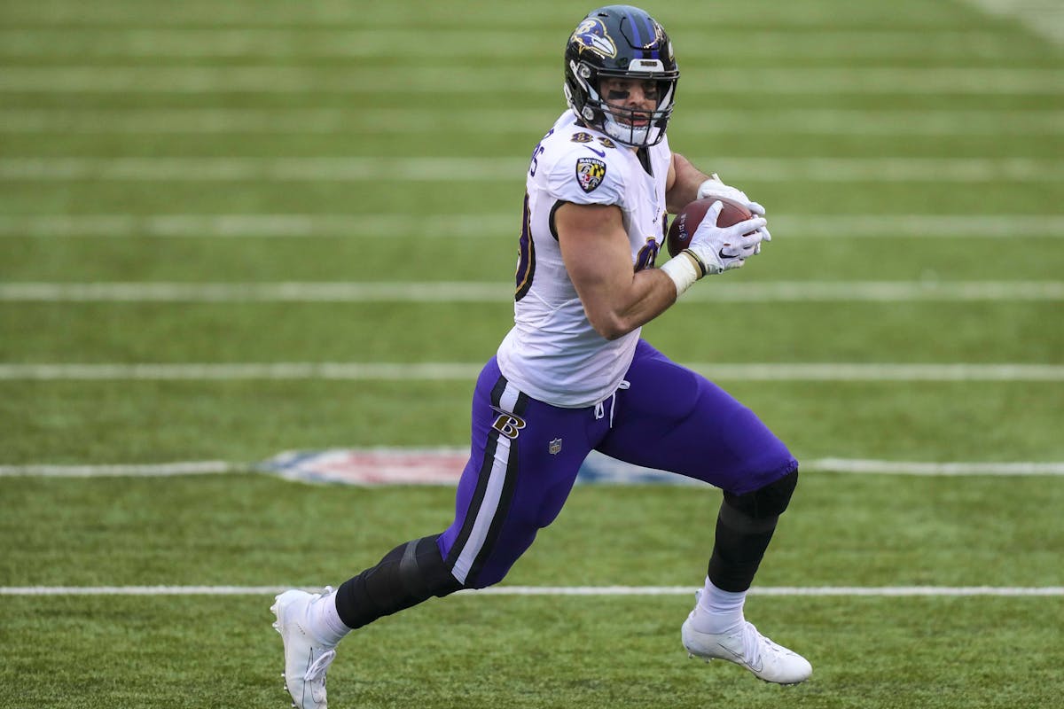 Andrews signs deal with Ravens